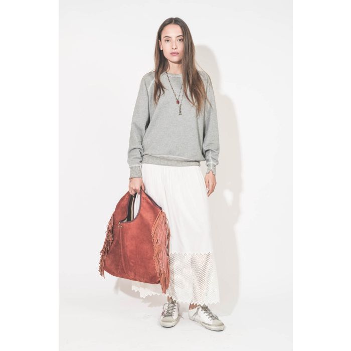 Sneakers Super Star sabot en cuir blanc étoile paillettes rose Golden Goose. porté de face avec un sweat-shirt gris chiné College The Great et une jupe longue en coton blanc nid d'abeille Canary The Great. Sac à franges Paco Terracotta Jérôme Dreyfuss. Sa