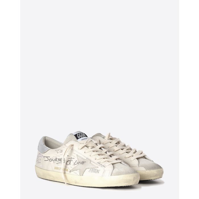 Sneakers en cuir blanc écritures et dessins noirs arrière en cuir argent Golden Goose femme. Edition limitée. Face.