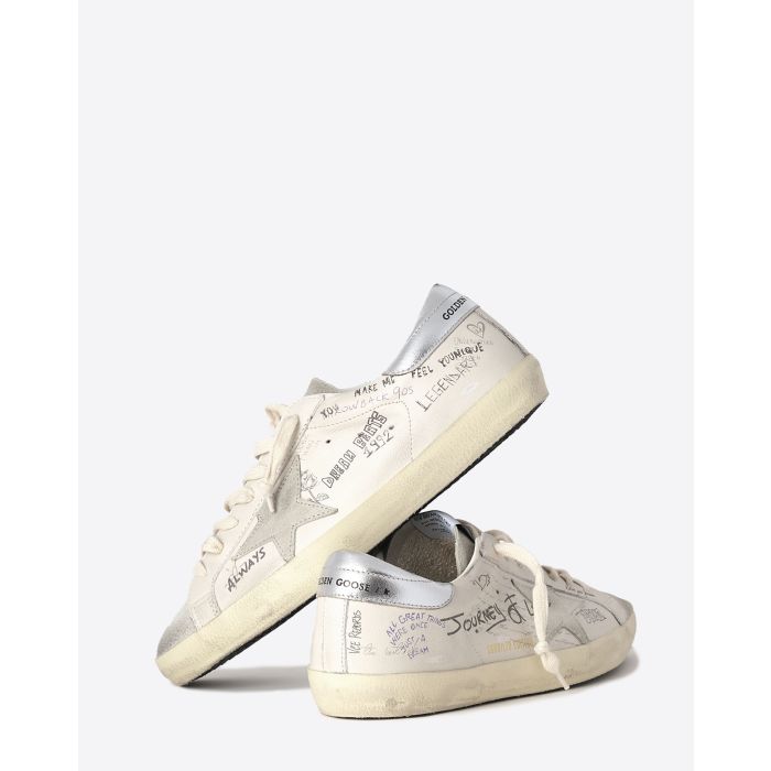 Sneakers en cuir blanc écritures et dessins noirs arrière en cuir argent Golden Goose femme. Edition limitée. Dos et arrière. 