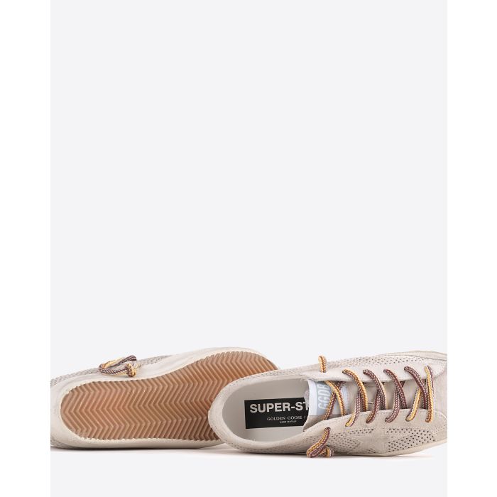 Sneakers Super-Star Golden Goose en daim crème ajouré étoile ton sur ton. Détail du dessous de la semelle.