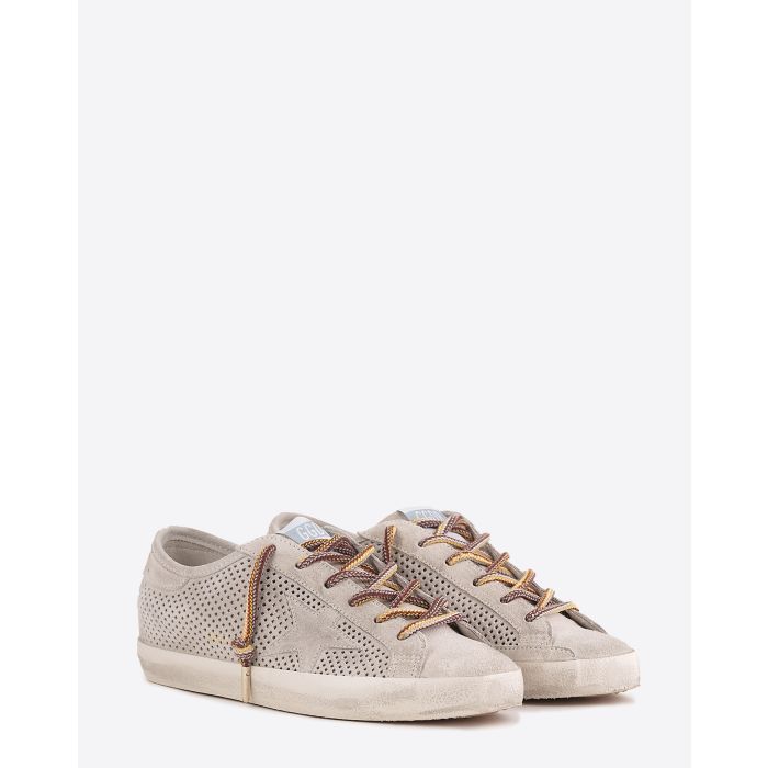 Sneakers Super-Star Golden Goose en daim crème ajouré étoile ton sur ton. Face.