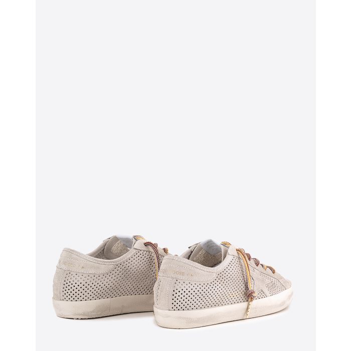 Sneakers Super-Star Golden Goose en daim crème ajouré étoile ton sur ton. Arrière.