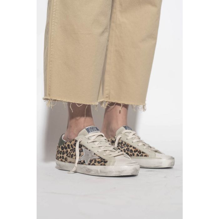 Sneakers Superstar en cuir Pony léopard Golden Goose. Porté avec un pantalon large en toile beige.