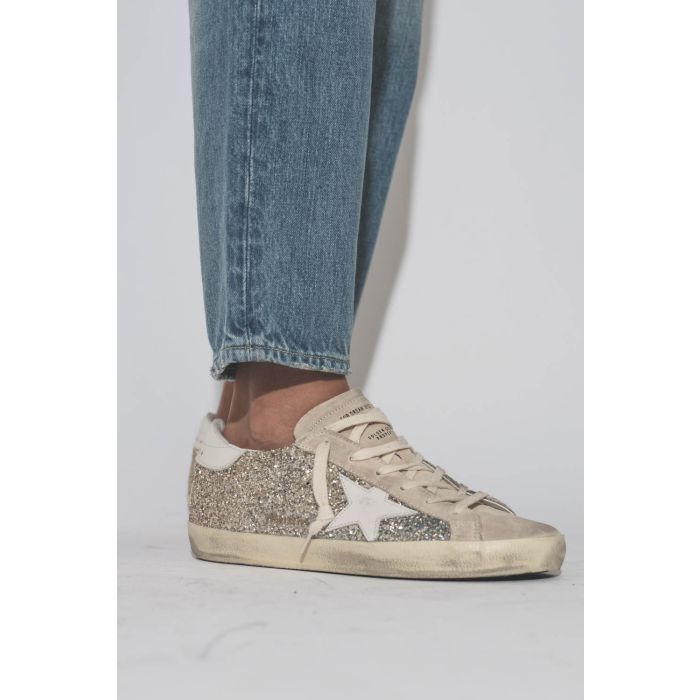 Sneakers Superstar à paillettes argent et or étoile en cuir blanc 55636 Golden Goose Femme. 