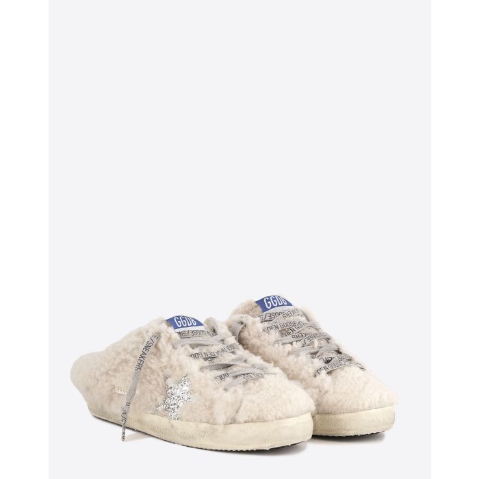 Sneakers sabot en fourrure de mouton retournée écru étoile à paillettes argentées 10757 Super-Star Sabot Golden Goose femme. Face. Détail des lacets gris logo Golden Goose Sneakers.