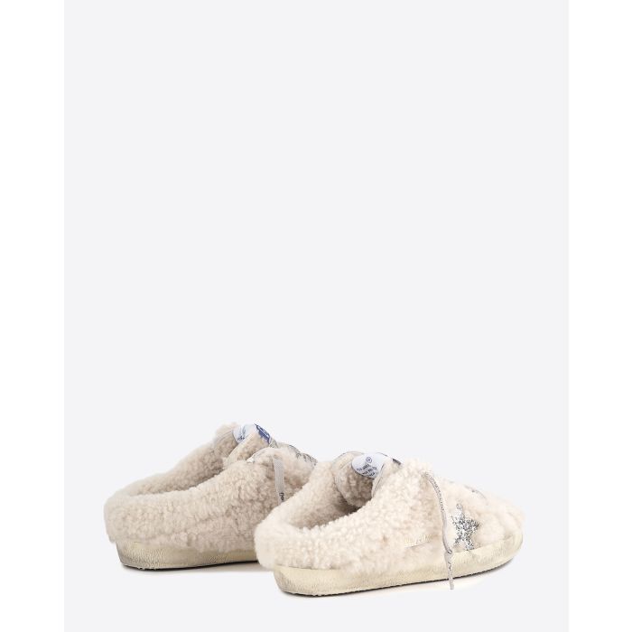 Sneakers sabot en fourrure de mouton retournée écru étoile à paillettes argentées 10757 Super-Star Sabot Golden Goose femme. Arrière.