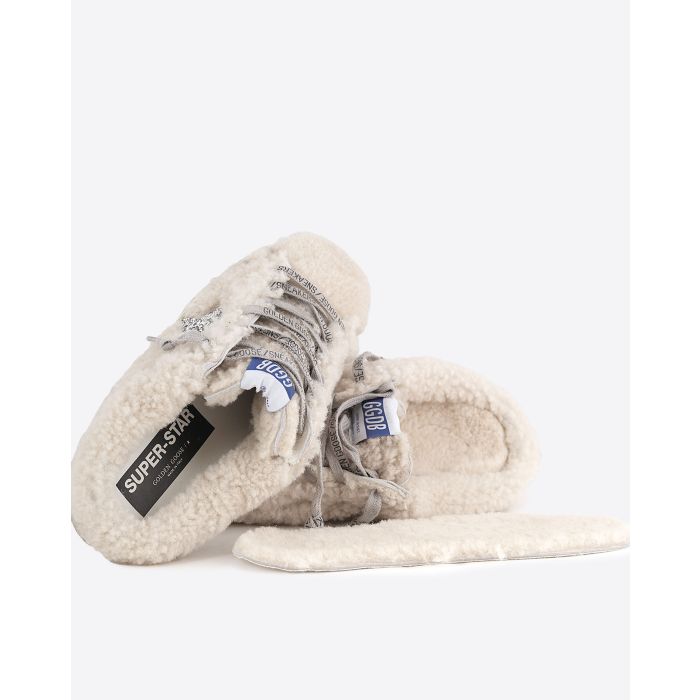 Sneakers sabot en fourrure de mouton retournée écru étoile à paillettes argentées 10757 Super-Star Sabot Golden Goose femme. Détail de la semelle en fourrure amovible. 