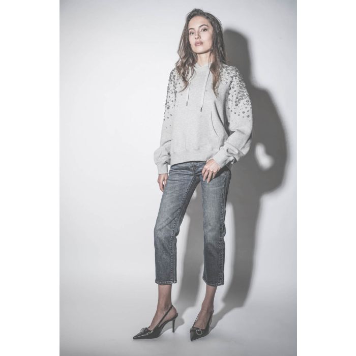 Sweatshirt à capuche gris chiné brodé de pierres en cristal sur les épaules et les bras Golden Goose. Porté de face. 