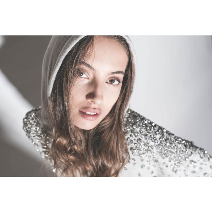Sweatshirt à capuche gris chiné brodé de pierres en cristal sur les épaules et les bras Golden Goose. Détail des pierres de différentes grosseurs. 
