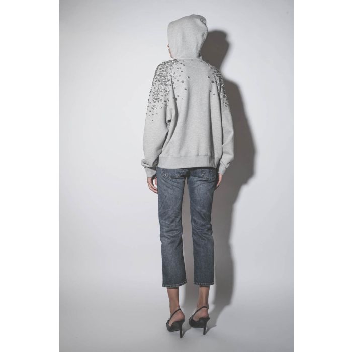 Sweatshirt à capuche gris chiné brodé de pierres en cristal sur les épaules et les bras Golden Goose. Porté de dos capuche relevée.