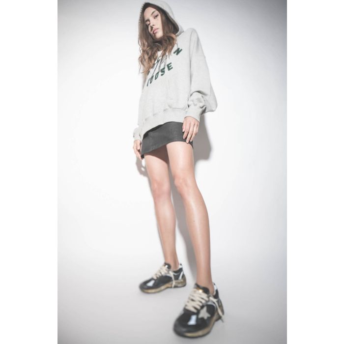 Sweatshirt à capuche gris chiné logo brodé Golden Goose 78. Porté avec une mini-jupe en cuir noir.