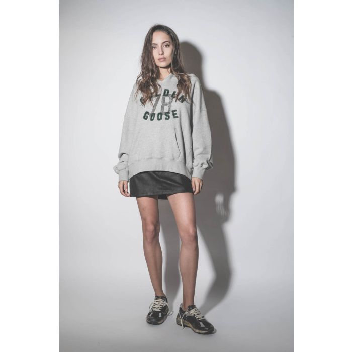 Sweatshirt à capuche gris chiné logo brodé Golden Goose 78. Porté de face.
