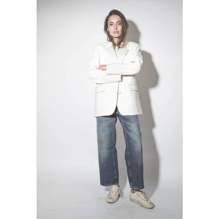 Veste de costume écru col satin perles brodées sur les bas de manches Golden Goose. Porté de face.
