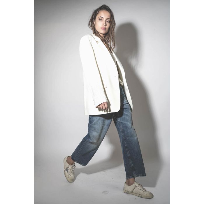 Veste de costume écru col satin perles brodées sur les bas de manches Golden Goose. Porté de profil.