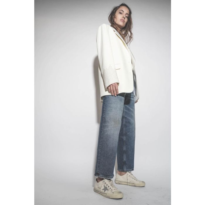 Veste de costume écru col satin perles brodées sur les bas de manches Golden Goose. Porté avec un jean Baggy.