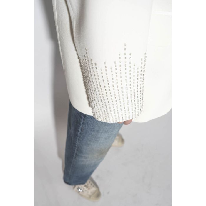 Veste de costume écru col satin perles brodées sur les bas de manches Golden Goose. Détail des manches brodées de perles.