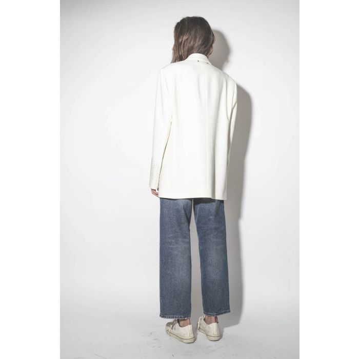 Veste de costume écru col satin perles brodées sur les bas de manches Golden Goose. Porté de dos.