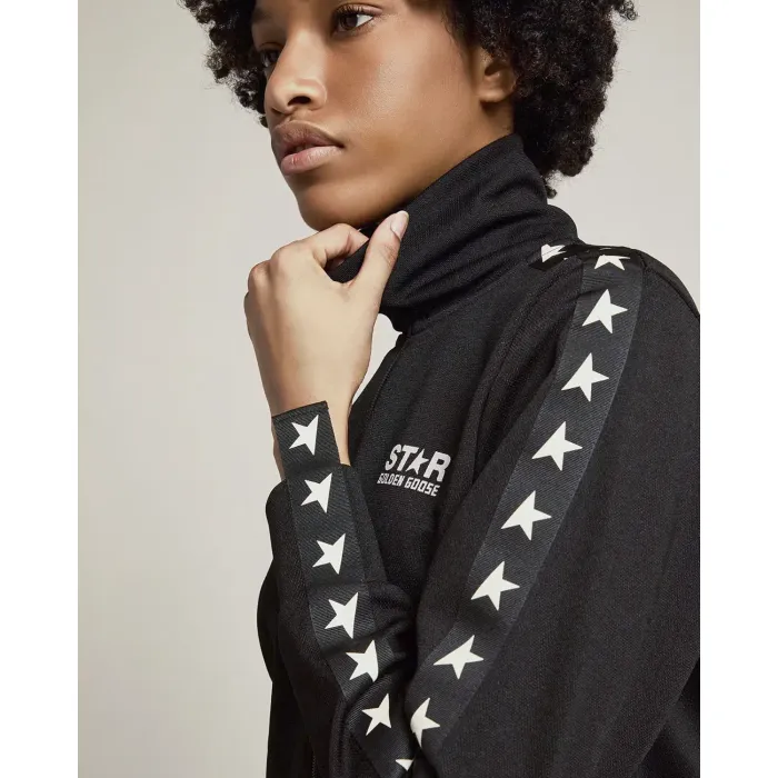 Veste de jogging noire avec étoiles blanches le long des manches Golden Goose. Porté de profil.