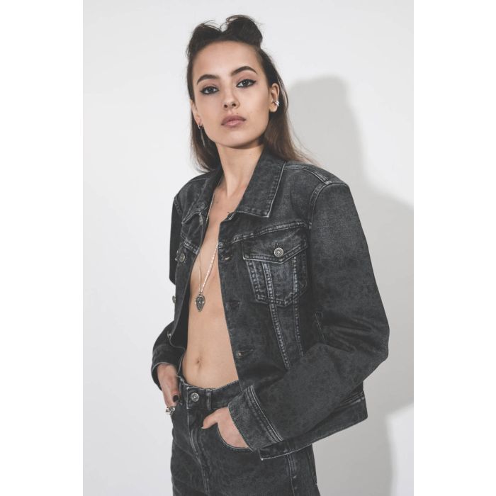 Veste en jean imprimé léopard gris Golden Goose. Porté profil.