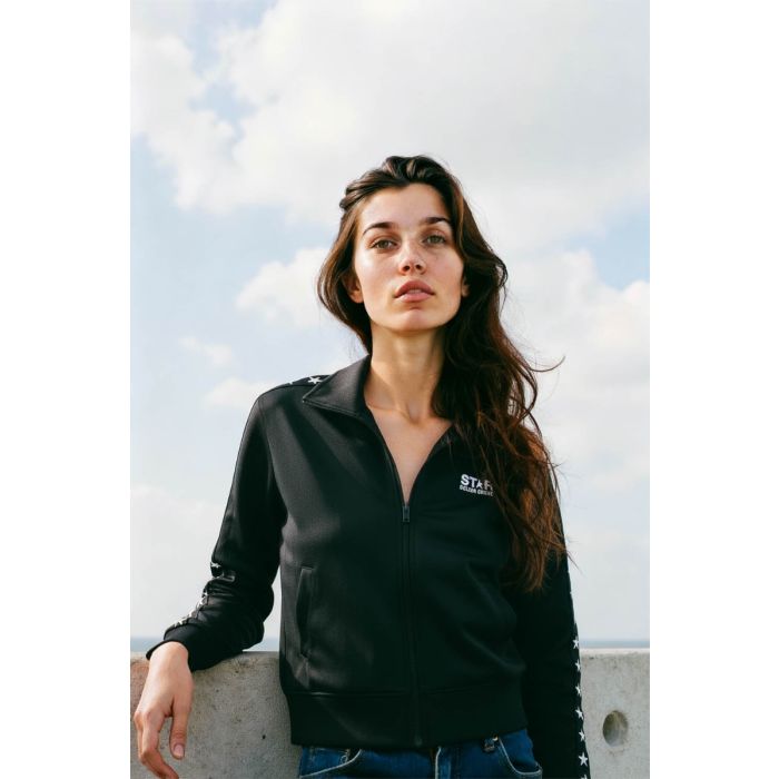 Veste de jogging noire avec étoiles blanches le long des manches Golden Goose. Création artistique générée avec l'IA.