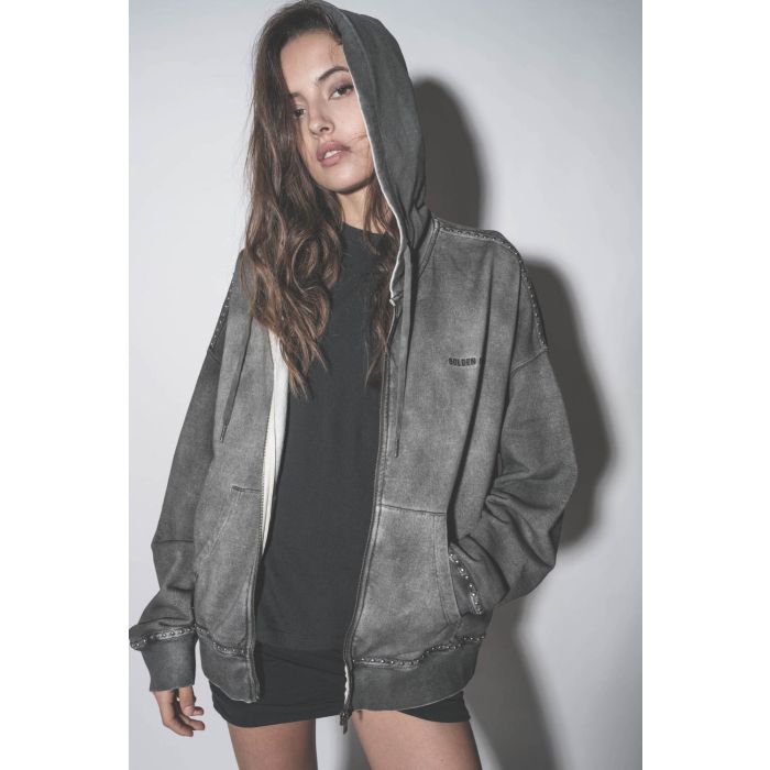 Veste sweatshirt à capuche grise délavée cloutée Golden Goose. Détail du logo brodé poitrine.