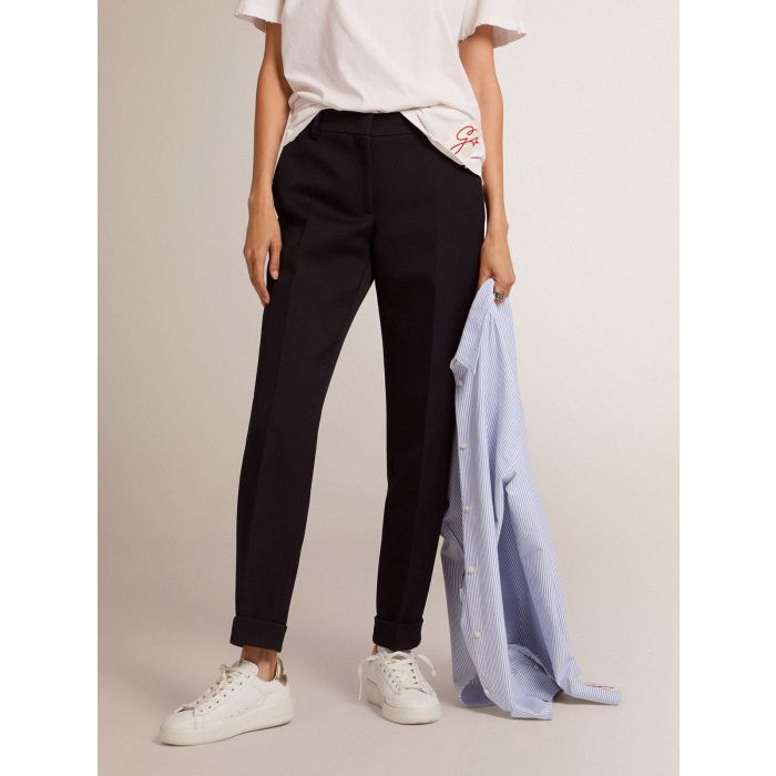 Pantalon masculin cigarette bleu foncé Golden Goose. Porté de face.