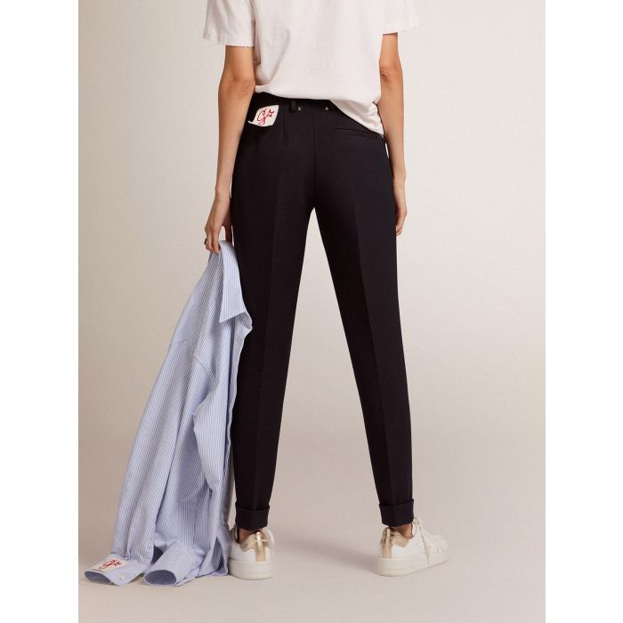 Pantalon masculin cigarette bleu foncé Golden Goose. Porté de dos. 
