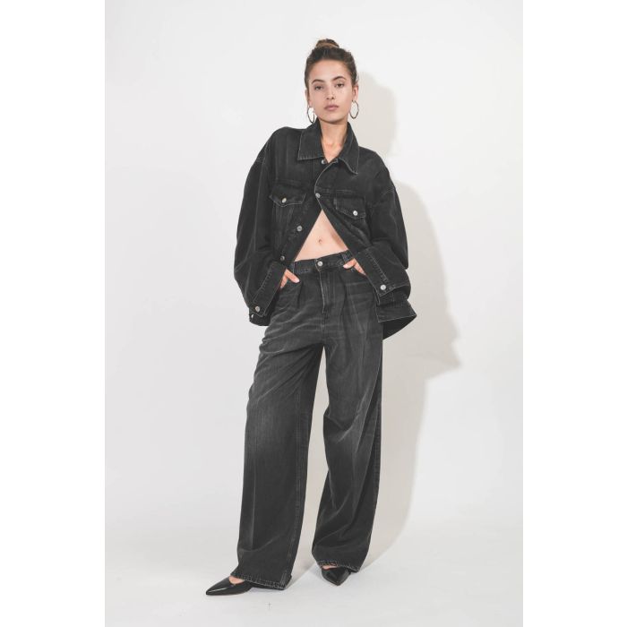 Blouson oversized en jean noir délavé en Lyocell fluide Janet Haikure. Porté de face.