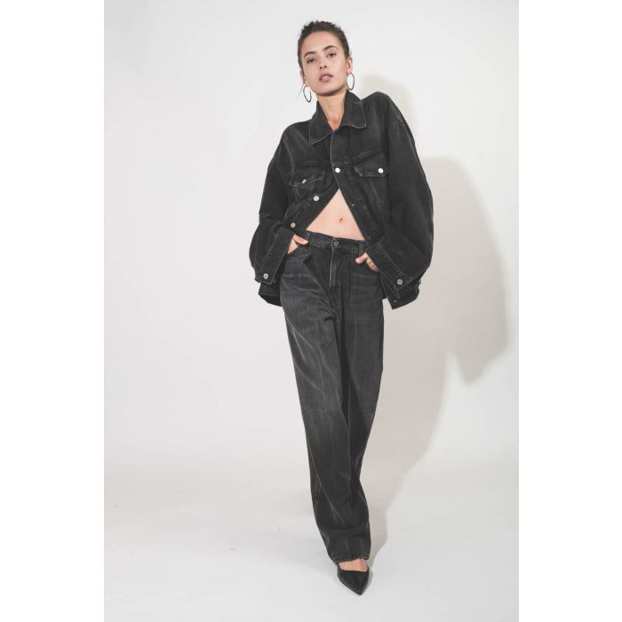 Blouson oversized en jean noir délavé en Lyocell fluide Janet Haikure. Porté avec un jean large fluide noir délavé.