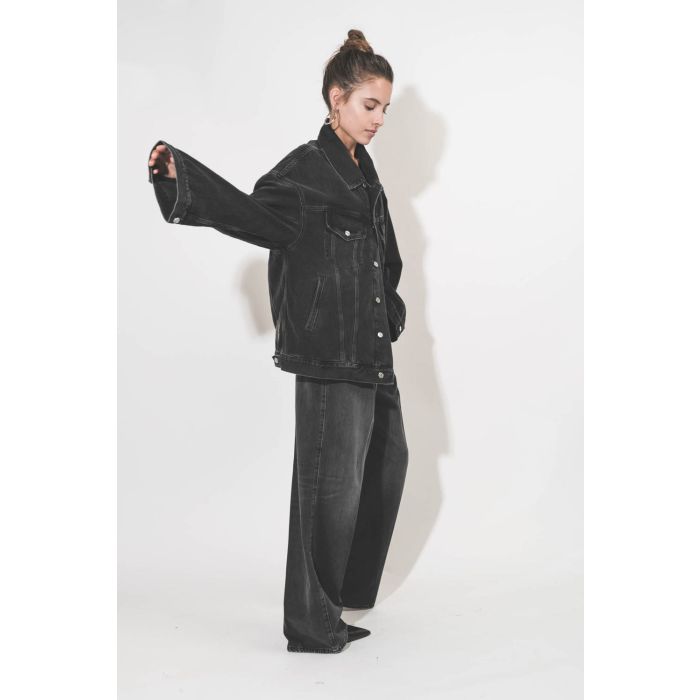 Blouson oversized en jean noir délavé en Lyocell fluide Janet Haikure. Détail de la manche droite.