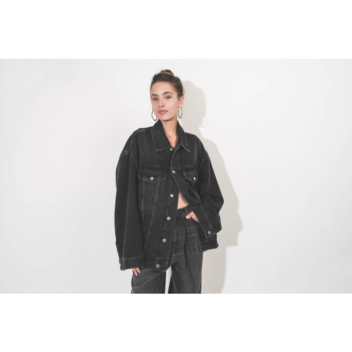 Blouson oversized en jean noir délavé en Lyocell fluide Janet Haikure. Détail des boutons en métal argentés.