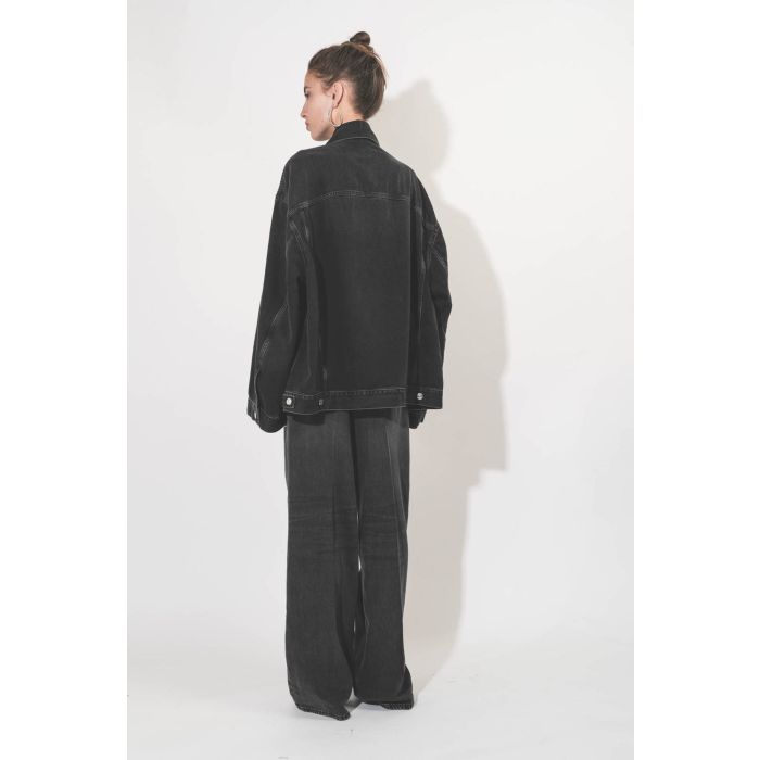 Blouson oversized en jean noir délavé en Lyocell fluide Janet Haikure. Porté de dos.