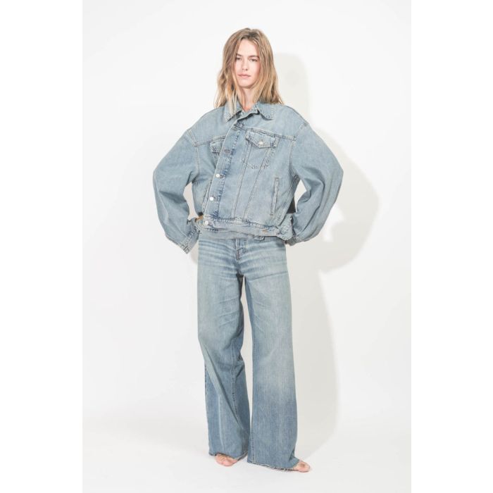Jean Bethany denim Haikure délavage Ionic blue. Porté de face.
