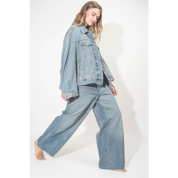 Jean Bethany denim Haikure délavage Ionic blue. Porté de profil.