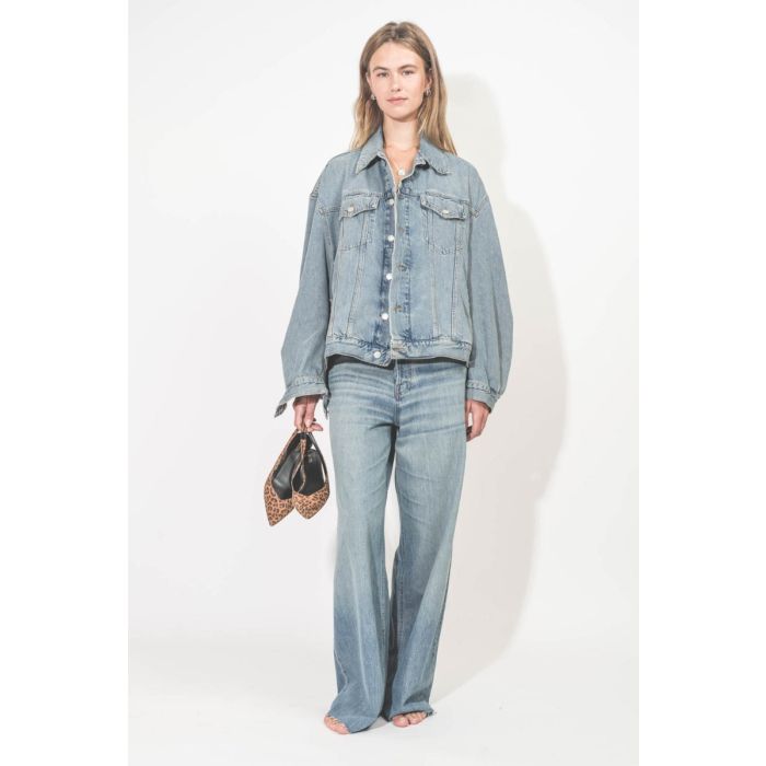 Jean Bethany denim Haikure délavage Ionic blue. Porté de face avec un blouson en denim assorti.
