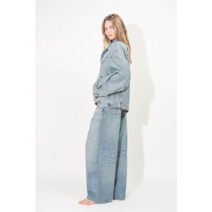 Jean Bethany denim Haikure délavage Ionic blue. Porté de profil dos.