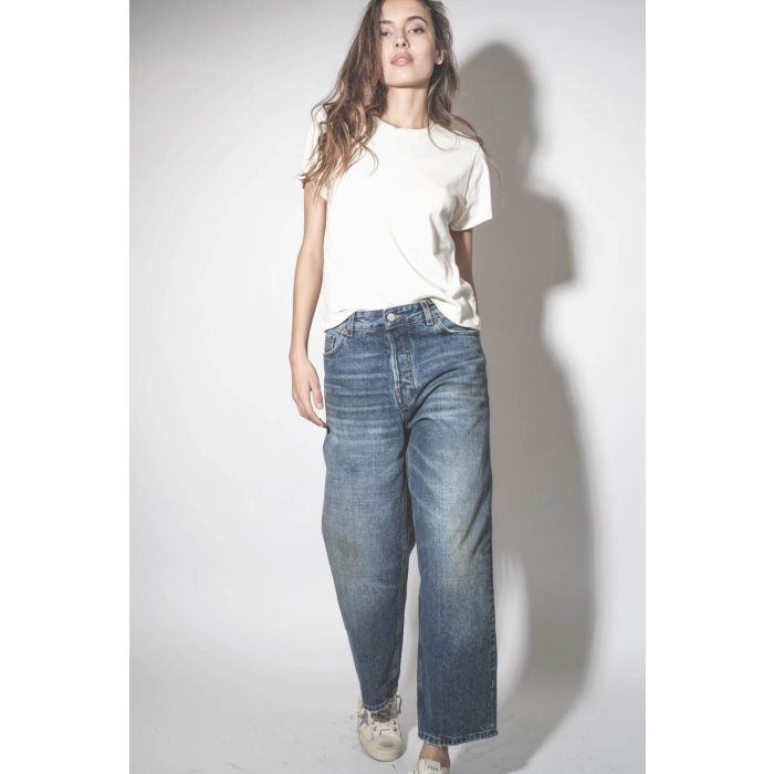 Jean large et court baggy délavage Mid Blue Betty Haikure. Porté avec un tee-shirt écru.