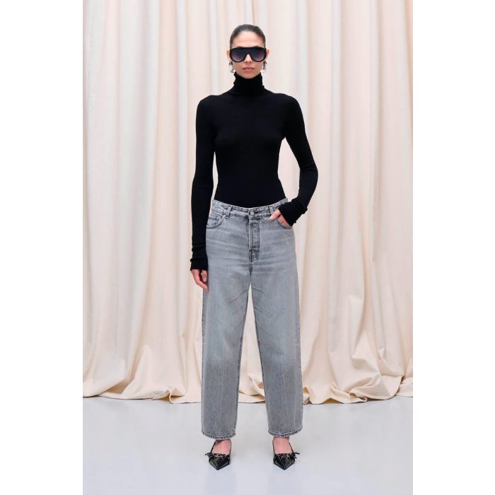 Jean Betty denim Haikure délavage Fog Grey. Porté de face.