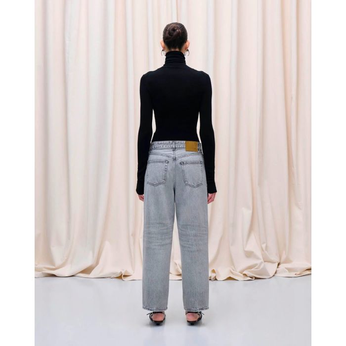 Jean Betty denim Haikure délavage Fog Grey. Porté de dos.
