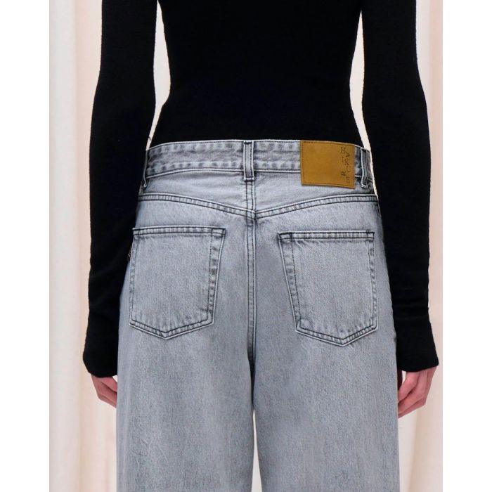 Jean Betty denim Haikure délavage Fog Grey. Détail des poches arrières.