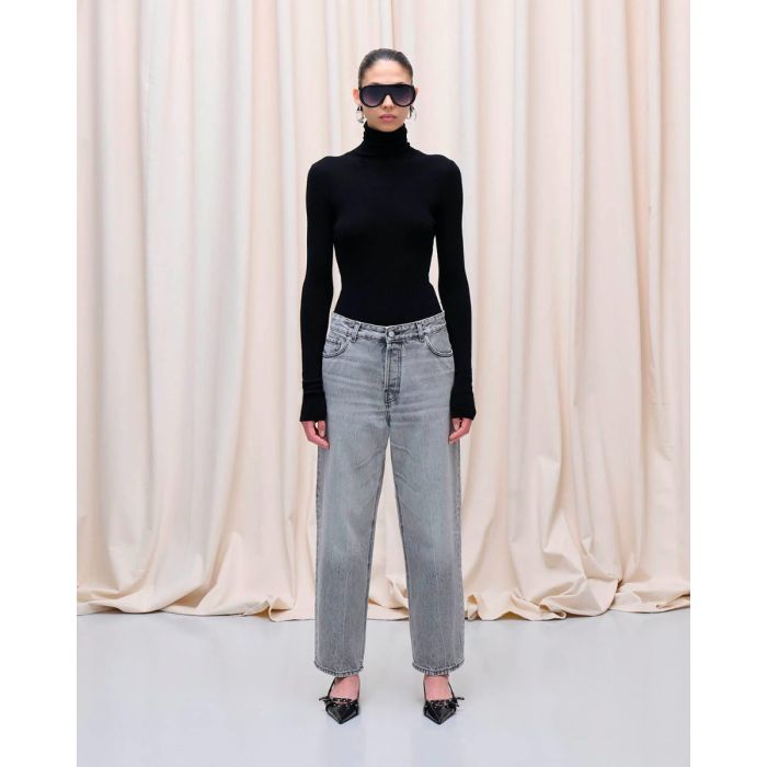 Jean Betty denim Haikure délavage Fog Grey. Porté avec des ballerines noires.