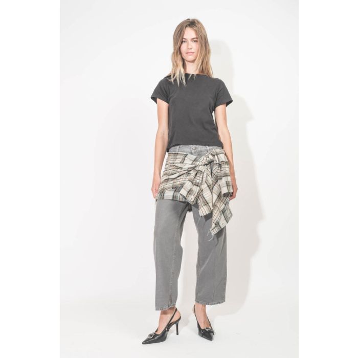 Jean Betty Haikure en denim gris Soft Lead Grey. Porté avec une chemise nouée sur les hanches.