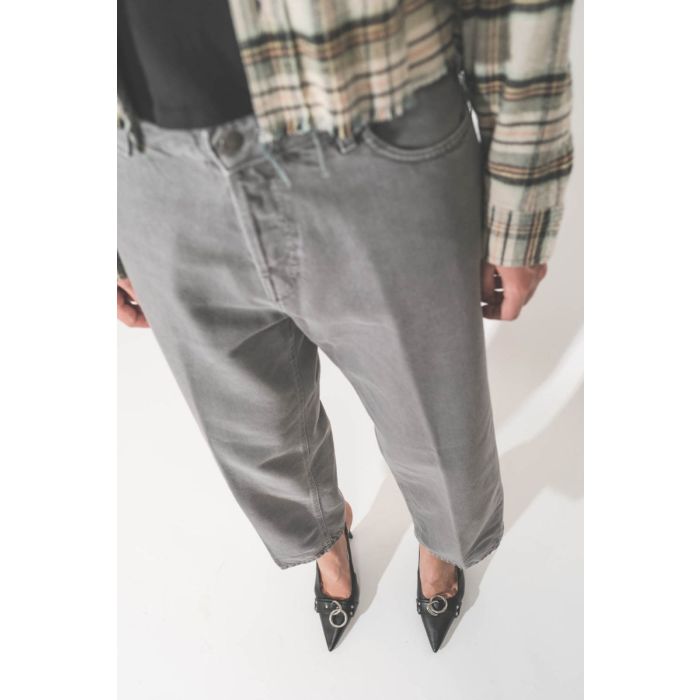 Jean Betty Haikure en denim gris Soft Lead Grey. Forme droite.