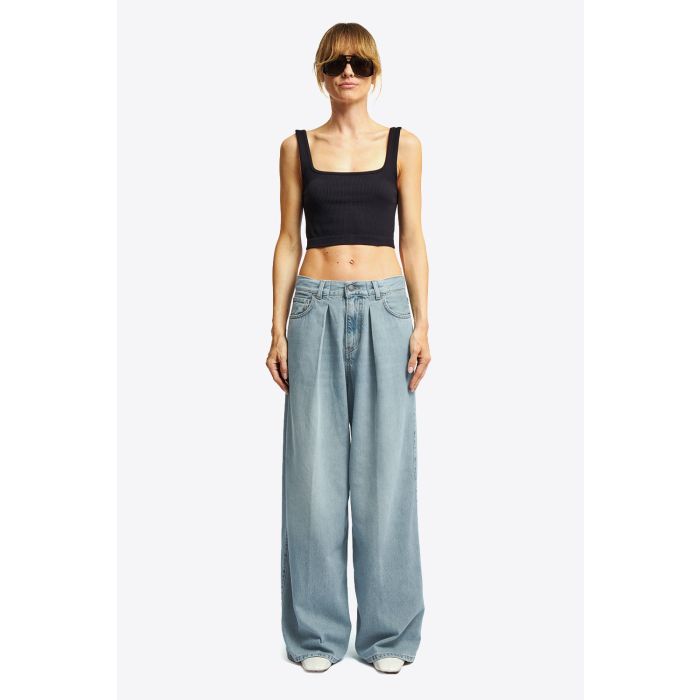 Jean large à pinces en denim fluide bleu clair Candy Haikure. Porté de face.