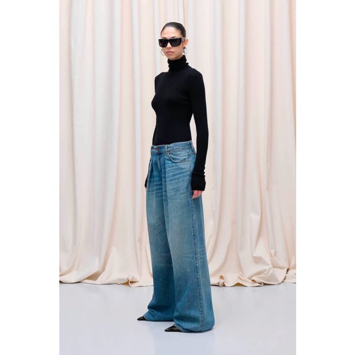 Jean Candy denim Haikure délavage Blue Tencel. Porté de profil.
