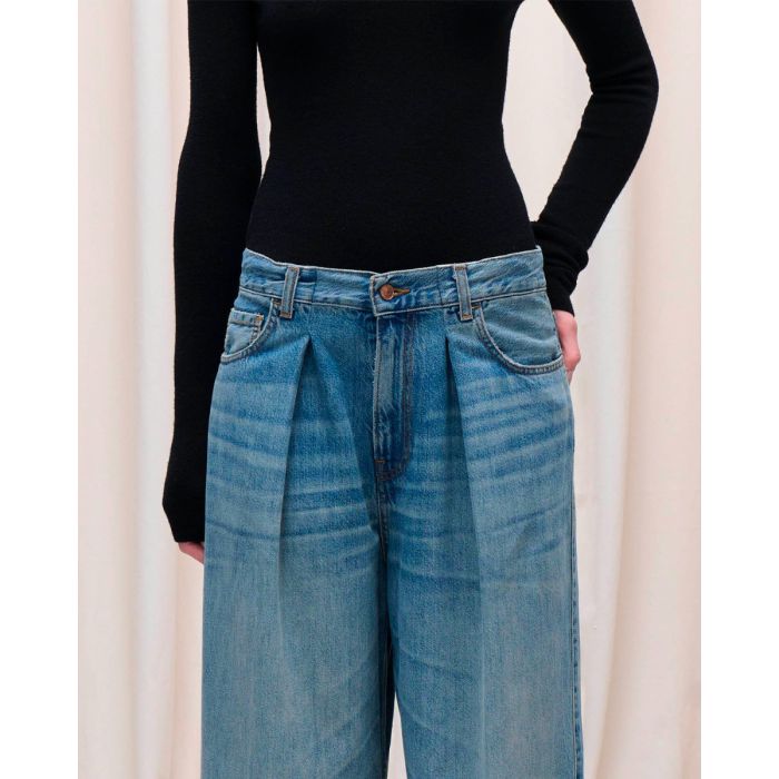 Jean Candy denim Haikure délavage Blue Tencel. Détail des pinces devant.