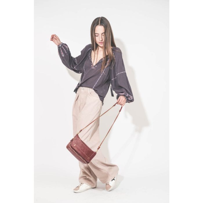Jean large à pinces Twill 45 rose poudré Skin Candy Haikure. Porté avec un top manches longues en voile de coton brodé bleu nuit lilas Fernanda Isabel Marant Etoile et des sneakers Super Star en cuir blanc languette rose Golden Goose. Sac Bobi S en cuir a