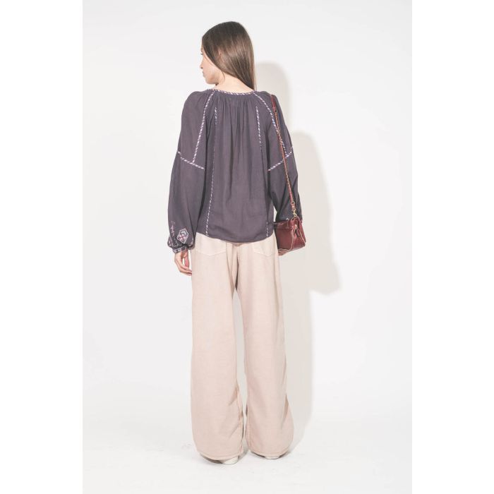 Jean large à pinces Twill 45 rose poudré Skin Candy Haikure. Porté de dos avec un top manches longues en voile de coton brodé bleu nuit lilas Fernanda Isabel Marant Etoile et des sneakers Super Star en cuir blanc languette rose Golden Goose. Sac Bobi S en