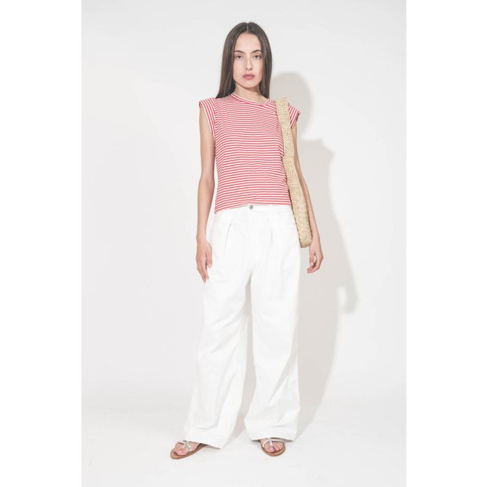 Jean large à pinces taille basse en toile blanche Candy Twill Haikure. Porté de face avec un tee-shirt rayé rouge et blanc The Great. 
