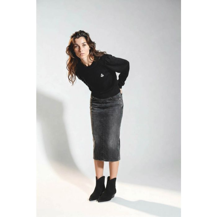 Jupe Kim Haikure en denim gris foncé. Portée de face avec un pull noir.